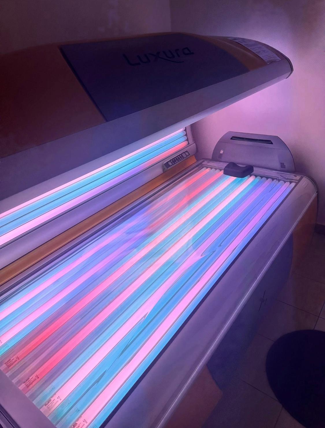 Horizontální solárium Luxura ve studiu Královské Slunce.